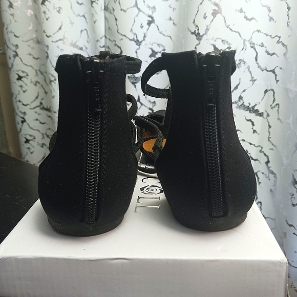 Flats - Picture 3 of 3